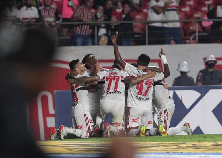 São-paulinos comemoram gol na vitória sobre o Sport: equipe instável, mas embalada (Rubens Chiri/saopaulofc.net)