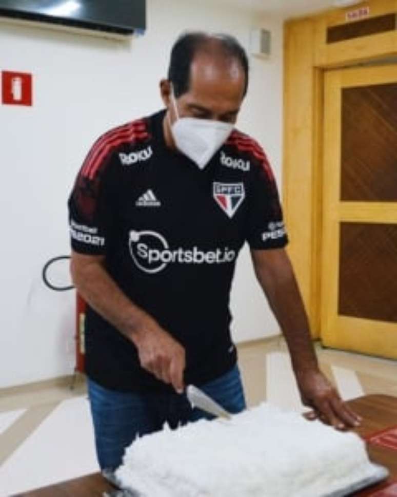 Muricy ganhou bolo do clube (Foto: Divulgação/Facebook/saopaulofc)