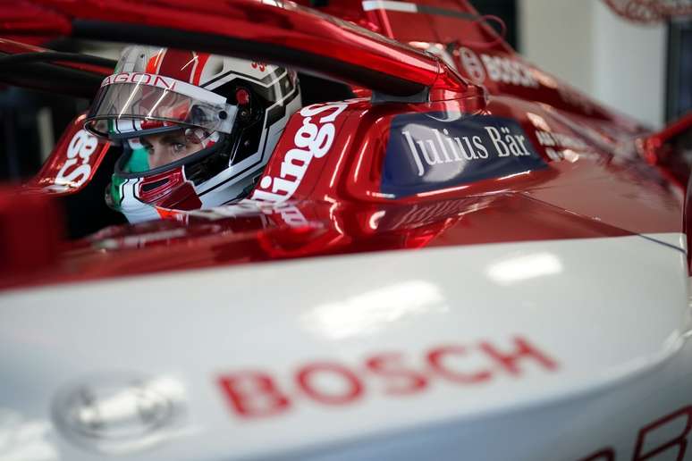Giovinazzi em seu primeiro dia de testes na Fórmula E, em Valência 