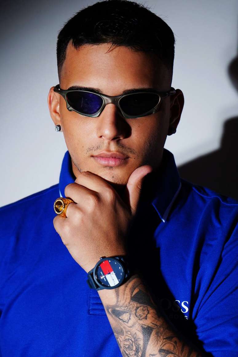 Olliver est&aacute; de malas prontas para a Europa, onde vai fazer uma s&eacute;rie de shows.