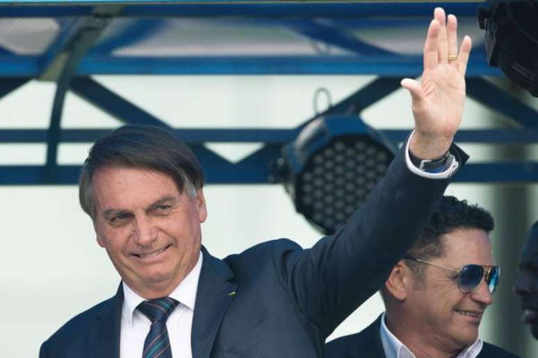 Bolsonaro cumprimenta apoiadores após se filiar ao PL