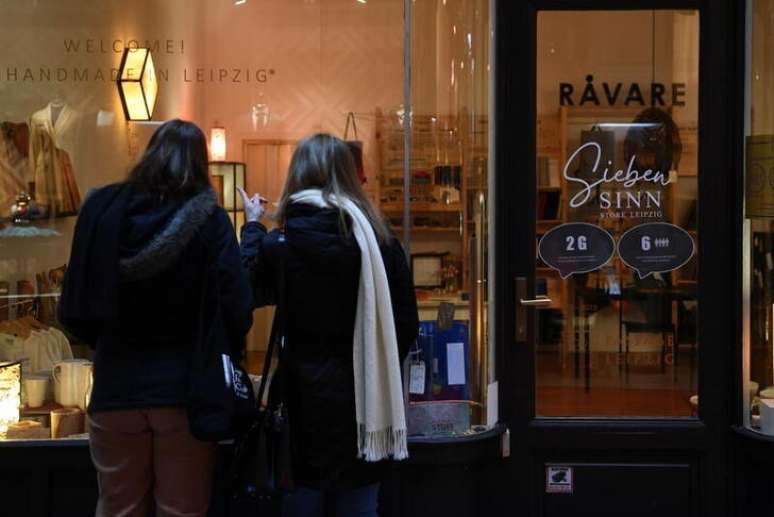 Placa permite que apenas vacinados ou recuperados da Covid-19 entrem em loja em Leipzig, na Alemanha
28/11/2021 REUTERS/Annegret Hilse