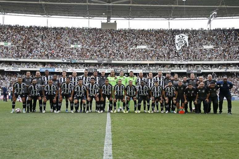 Time do Botafogo junto com comissão técnica antes da partida contra o Guarani (Foto: Vítor Silva/Botafogo)