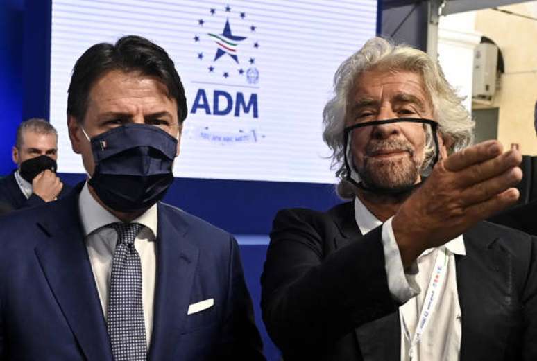 Giuseppe Conte com o fundador do M5S, Beppe Grillo