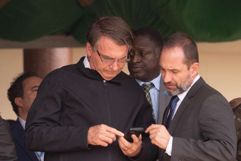 Jair Bolsonaro olha o celular durante evento no Rio 