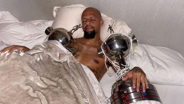 Felipe Melo posou com as duas taças da Libertadores