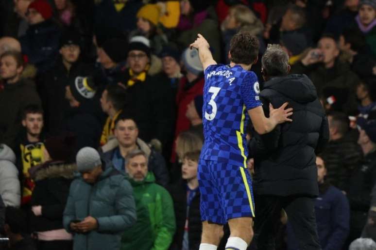 Marcos Alonso, do Chelsea, avisou ao árbitro sobre o torcedor que passou mal (Foto: ADRIAN DENNIS / AFP)