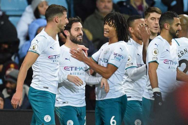 Vitória do City por 2 a 1 contra o Aston Villa no Villa Park (Foto: Oli SCARFF/ AFP)