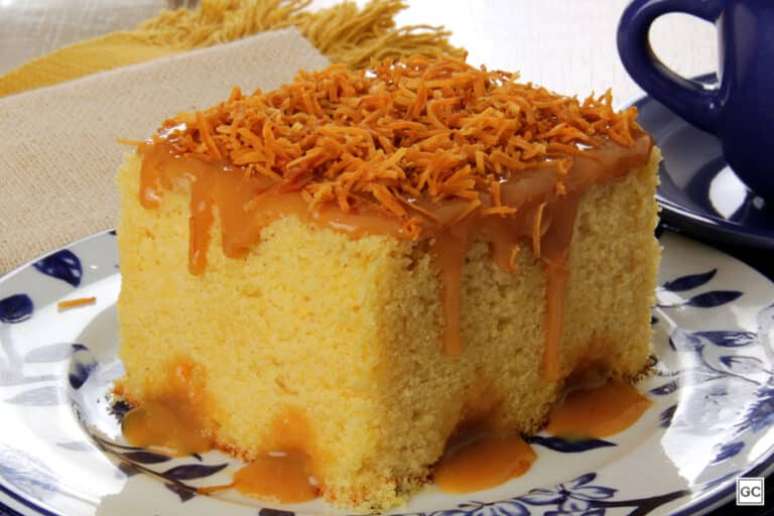 Guia da Cozinha - Bolo de fubá com doce de leite e coco