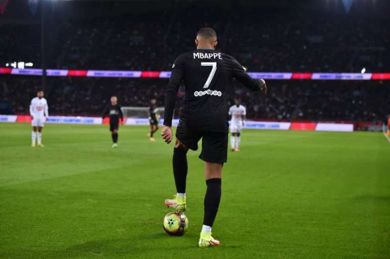 Mbappé segue com o futuro indefinido (FOTO: Twitter do PSG)