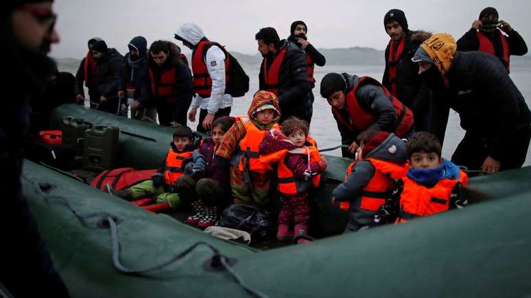 Número de imigrantes tentando atravessar Canal da Mancha, que separa Grã-Bretanha do norte da França, bateu recorde neste ano