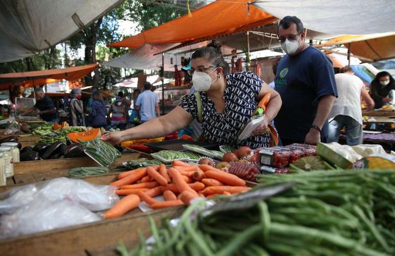 Consumidores fazem compras em feira de rua do Rio de Janeiro
02/09/2021
REUTERS/Ricardo Moraes