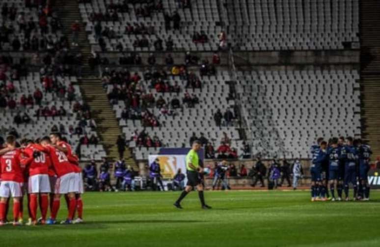 Belenenses jogou com 9 jogadores contra o Benfica por conta do surto de Covid (Foto: PATRICIA DE MELO MOREIRA / AFP)