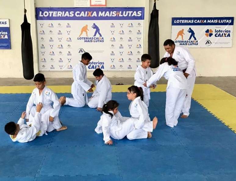 Alunos do núcleo de Manaus do projeto social apoiado pelo programa "Loterias Caixa Mais Lutas" (Foto: divulgação)