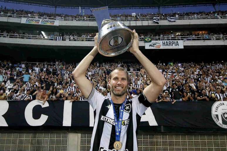 Joel Carli, capitão do Botafogo e campeão da Série B (Foto: Vítor Silva/Botafogo)