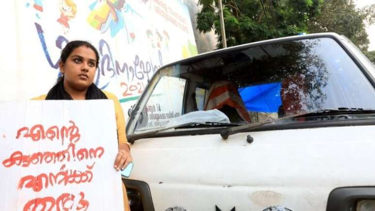 Anupama protestou com um cartaz dizendo 'Devolvam o meu bebê'