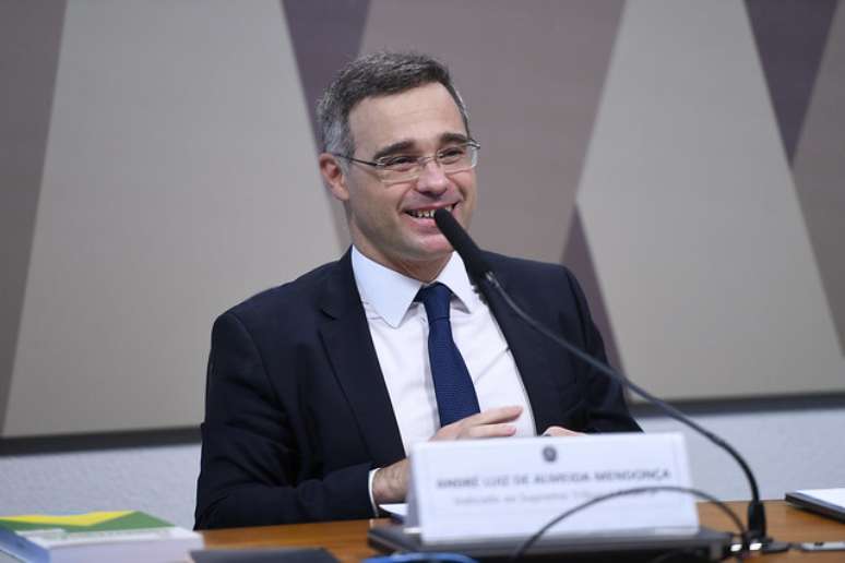 André Mendonça durante sabatina na CCJ do Senado nesta quarta-feira (1)