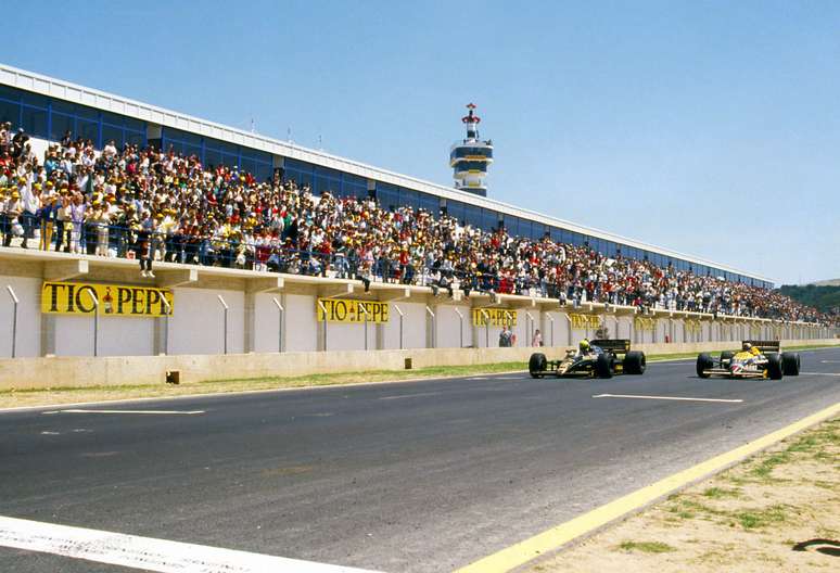 Senna e Mansell chegando com uma diferença de apenas 0s014