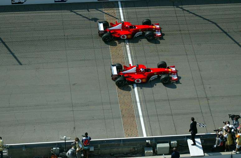 Barrichello e Schumacher chegando a apenas 0s011 no GP dos EUA de 2002