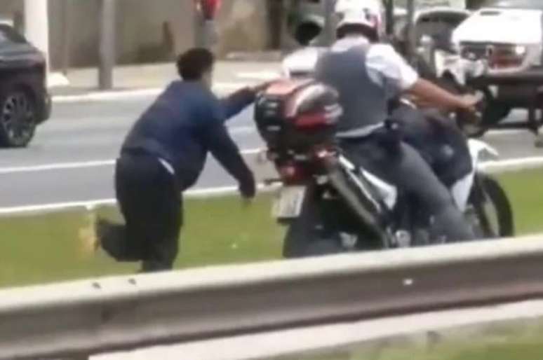 Homem foi algemado a moto da PM