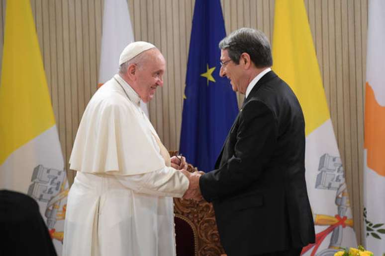 Papa Francisco cumprimenta o presidente do Chipre, Nikos Anastasiades