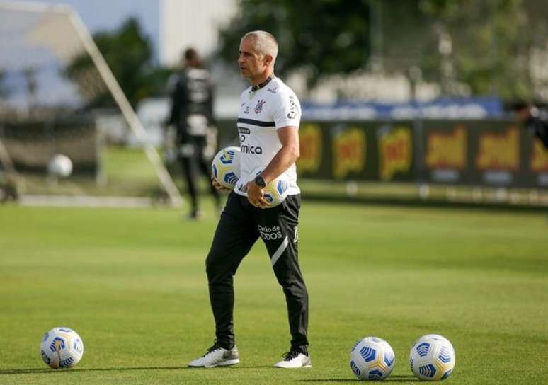 O técnico Sylvinho durante treino do Corinthians (Foto: Rodrigo Coca/Ag. Corinthians)