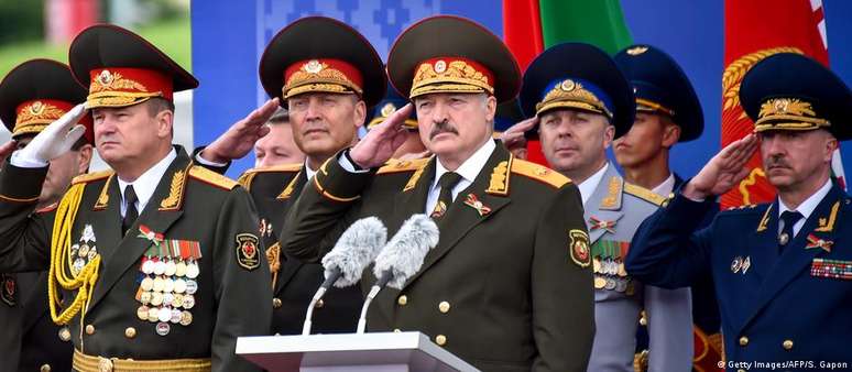 Sanções têm entre os alvos membros do governo de Lukashenko (c.), empresas aéreas e entidades de Belarus