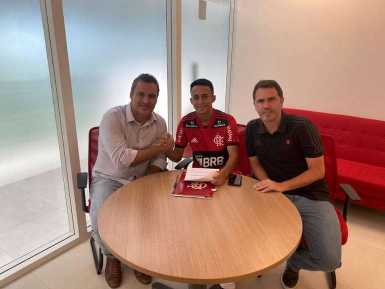 Matheus Gonçalves renova com o Flamengo (Foto: Divulgação)