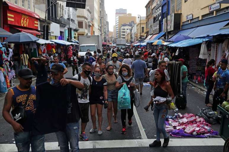 Pessoas caminham na rua 25 de Março em São Paulo 
21/12/2020
REUTERS/Amanda Perobelli/File Photo