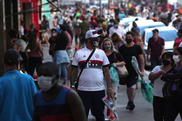 Pedestres usando máscaras caminham em rua comercial de São Paulo
11/06/2020 REUTERS/Amanda Perobelli