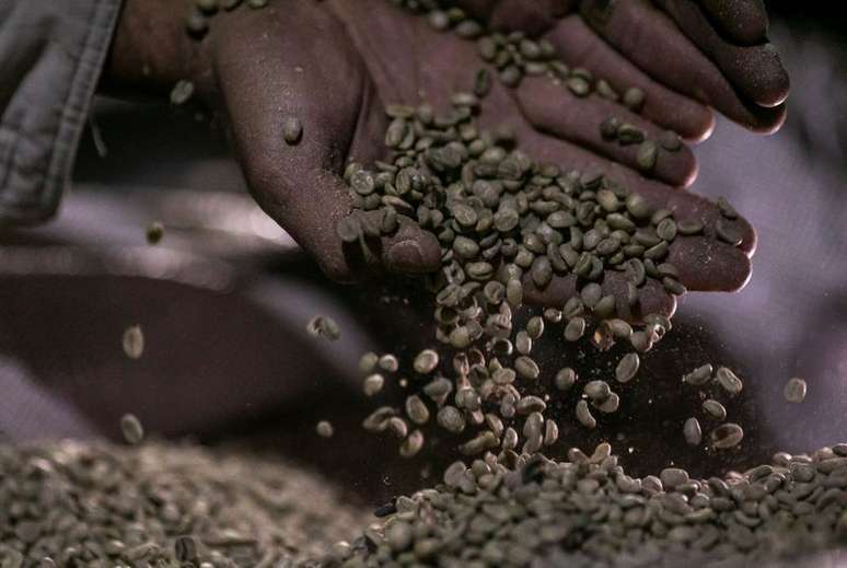 Produtor manipula café em Minas Gerais
30/04/2021
REUTERS/Roosevelt Cassio