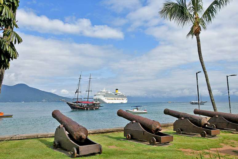 Turistas do navio de cruzeiro Costa Fascinosa desembarcam em Ilhabela, na abertura da temporada de cruzeiros. Muitos estavam com máscara, apesar do decreto municipal ter liberado a exigência do protetor facial em lugares abertos, como as praias