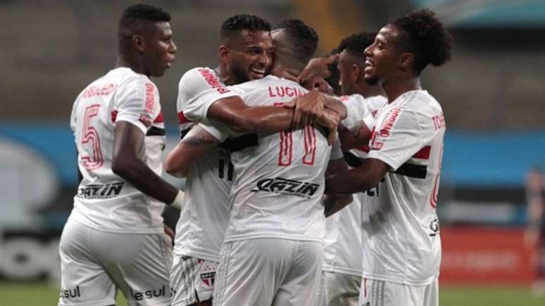 São-paulinos festejam gol em vitória no último confronto com o Grêmio na Arena (Foto: Rubens Chiri/saopaulofc.net)