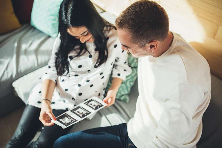 Casal-vendo-ultrassom-do-beb&ecirc;