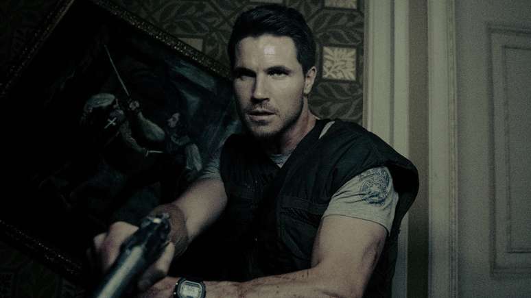 Robbie Amell é Chris Redfield