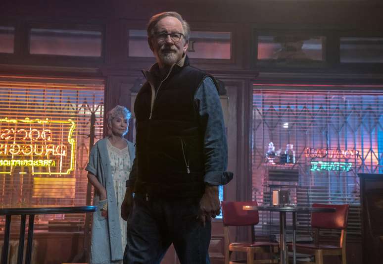 O diretor Steven Spielberg e a atriz Rita Moreno no set