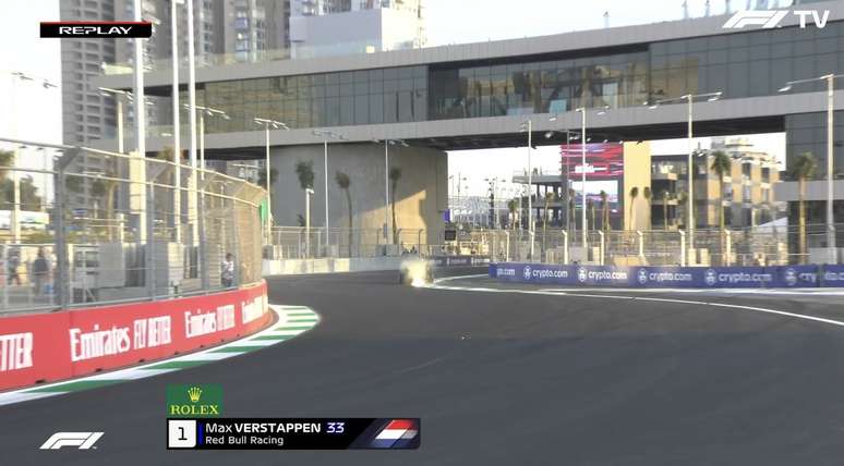 Max Verstappen raspa assoalho do carro na zebra da curva 22 