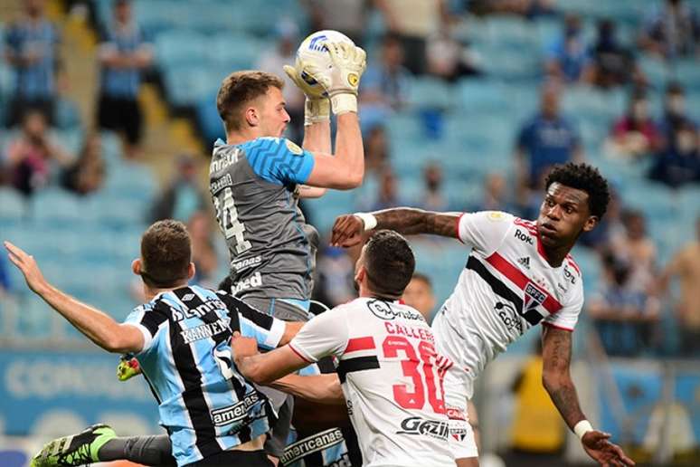 Calleri observa o goleiro Gabriel Chapecó agarrar a bola na derrota desta quinta (Foto: Ricardo Rimoli/LANCEPRESS!)