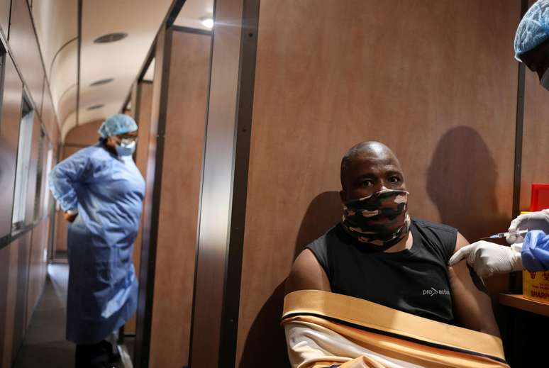 Paciente recebe vacina contra covid-19 na África do Sul