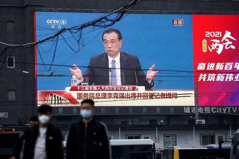 Telão mostra premiê da China, Li Keqiang, em Pequim
11/03/2021. 
REUTERS/Tingshu Wang