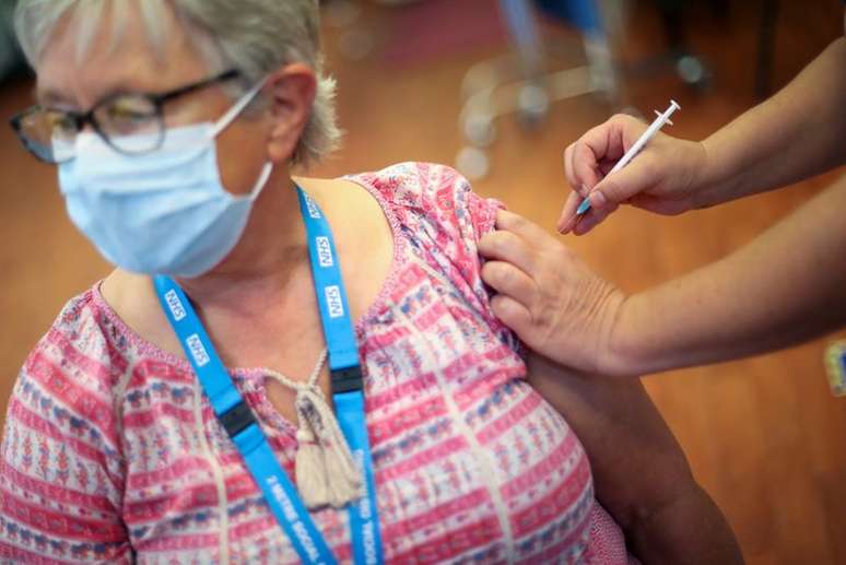 Mulher recebe dose de reforço da vacina contra a Covid-19 em Derby, Reino Unido
20/09/2021 REUTERS/Carl Recine