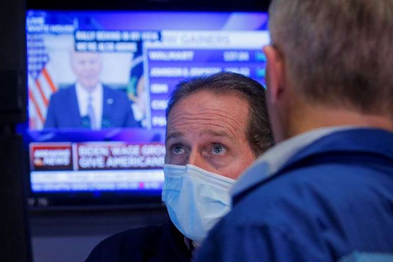 Operadores trabalham na Bolsa de Nova York, EUA
03/12/2021
REUTERS/Brendan McDermid