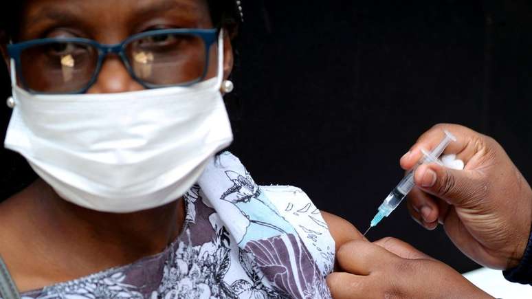 A África do Sul está enfrentando um surto de infecções à medida que a nova variante se espalha