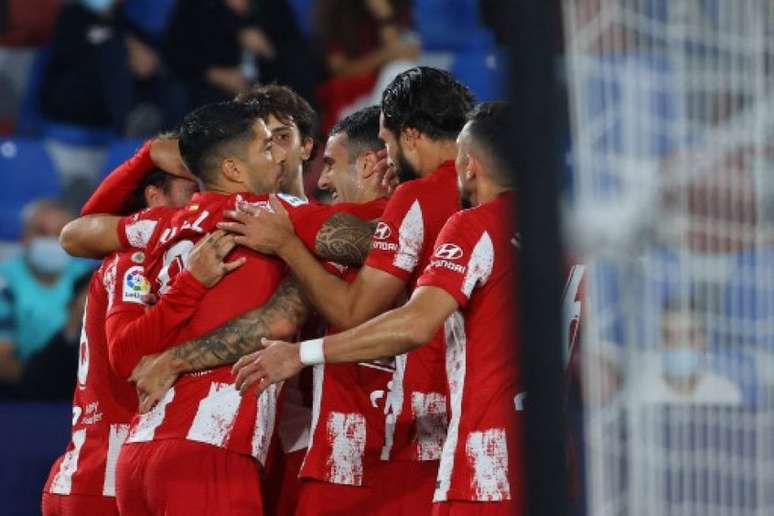 Atlético de Madrid comemorando gol sob o Levante no Campeonato Espanhol (Foto: JOSE JORDAN / AFP)