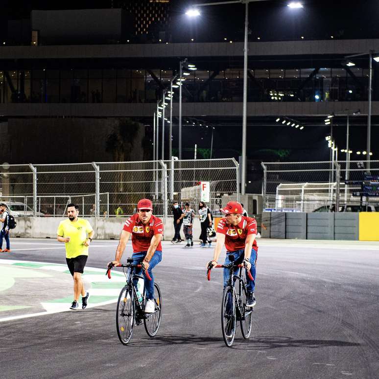 Carlos Sainz faz o reconhecimento da pista do lado de Charles Leclerc