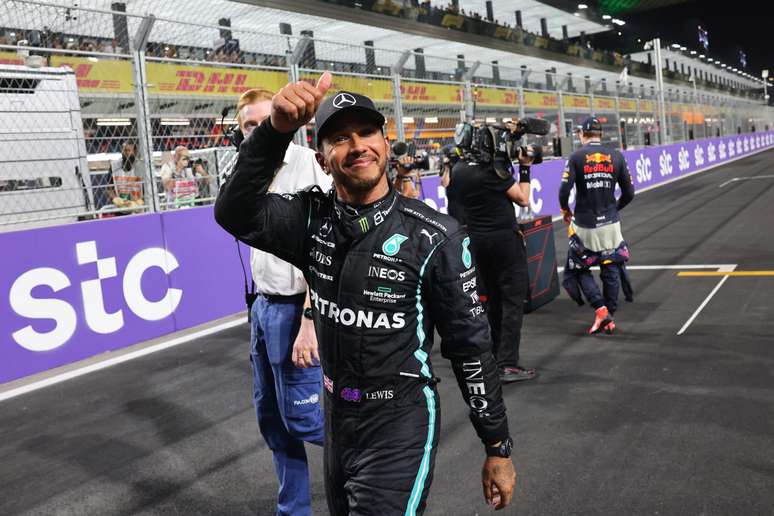 Lewis Hamilton festeja pole na Arábia Saudita 