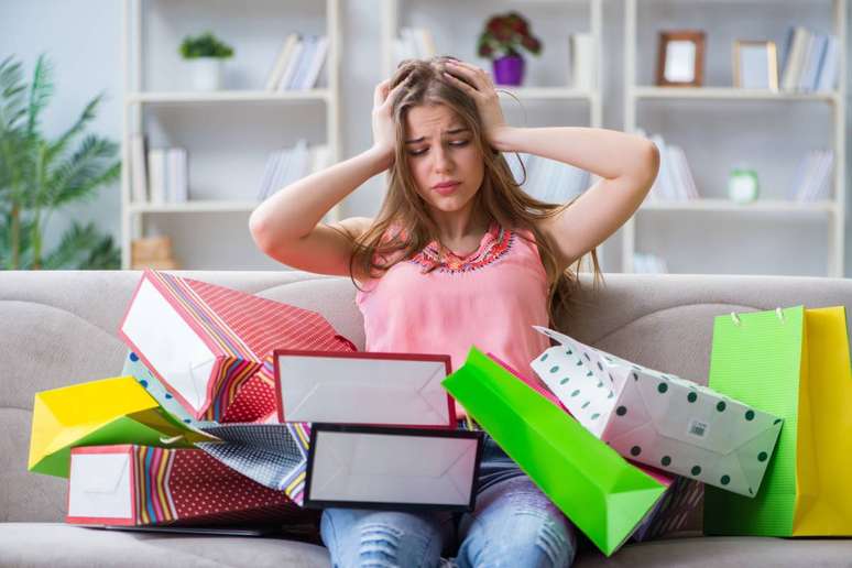 A compulsão por compras pode te deixar com cada vez menos dinheiro. Fique de olho!