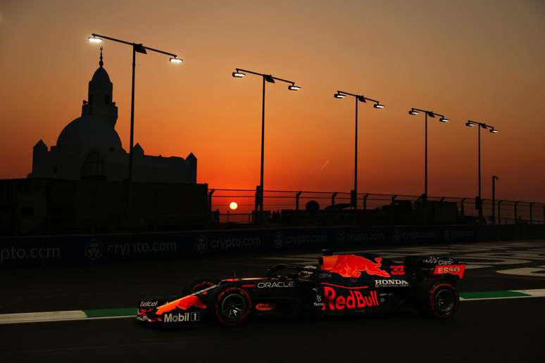 Max Verstappen diante do calor de Jedá, na Arábia Saudita 