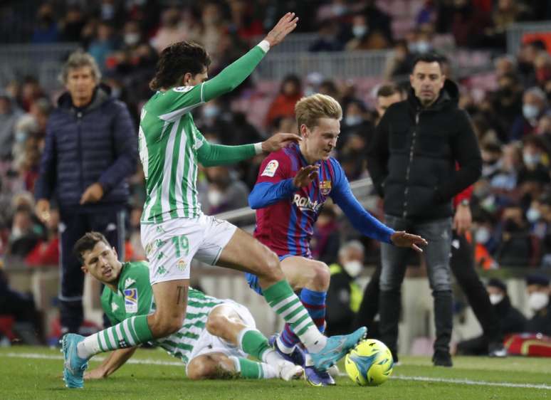 Barcelona perde em casa para o Betis e fica na 7ª posição