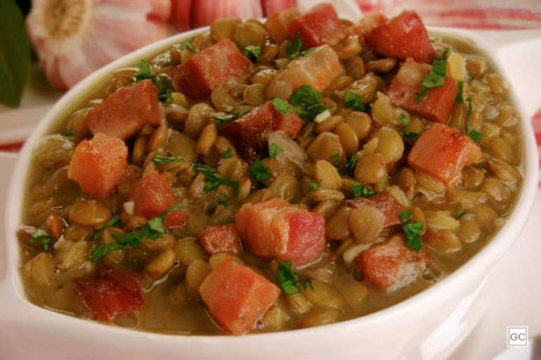 Guia da Cozinha - Lentilha com calabresa fácil e saborosa